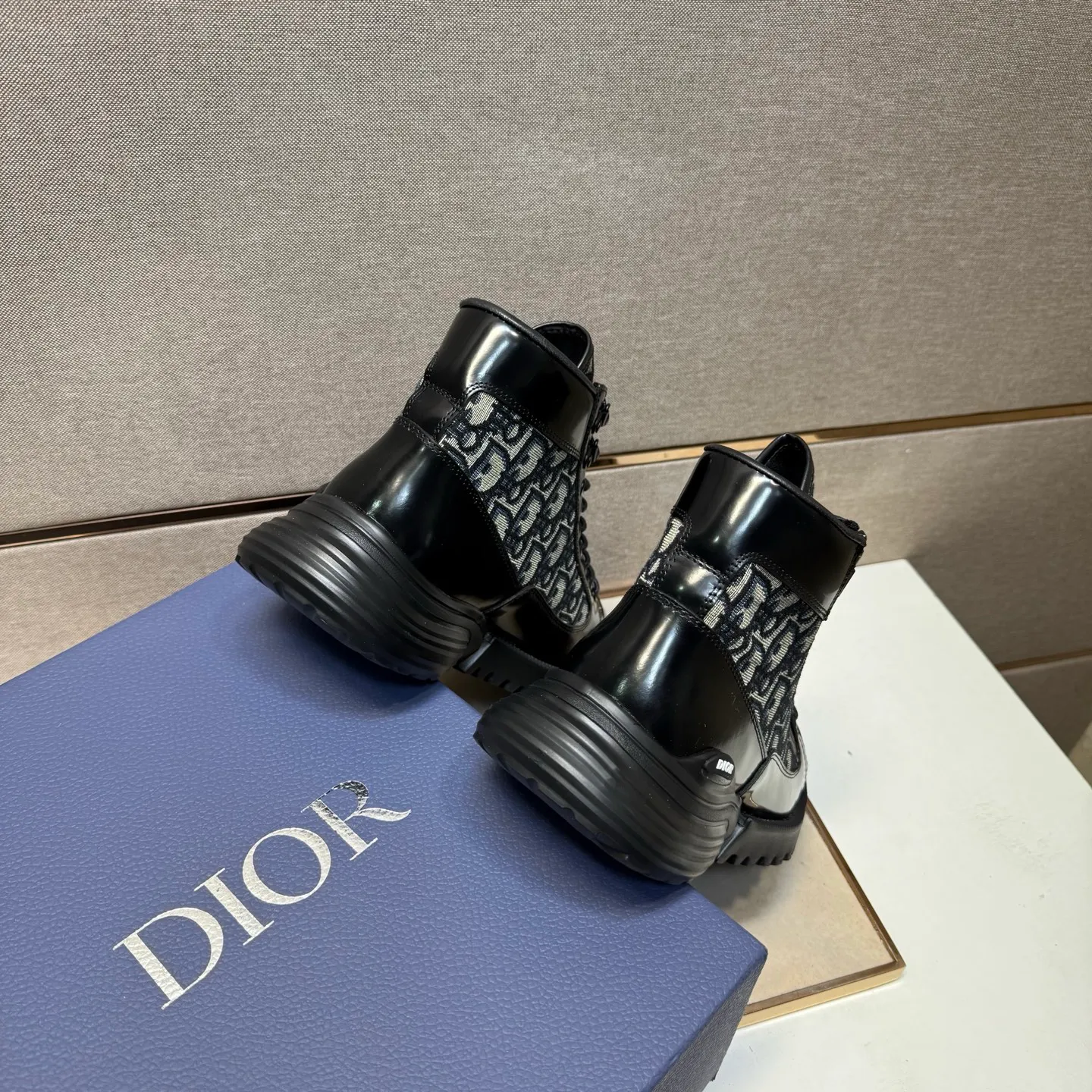 ⬛️Men's shoes 💰p580 [Dior~] Men's casual high-top shoes 2025z cabinet sales simultaneously 🔶Size: 39-44 #️⃣ 🔷2 colors🔜The upper is made of multi-material splicing➕Genuine leather lining, comfortable and breathable, sole: original comfortable and wear-resistant outsole, ⚠️Real shot📱Photographed🎬The real thing is better📢📢📢